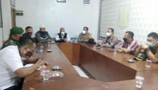 Oknum Kades Tenjolaya Diamankan Polisi, Diduga Gagal Mediasi Dengan Warga